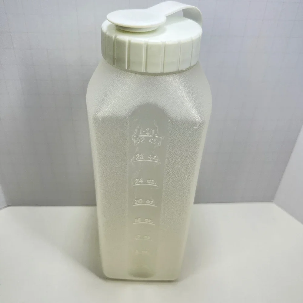 Vintage Rubbermaid 1 Qt Pitcher‎ Bottle Flip Spout Lid Measuring 32oz